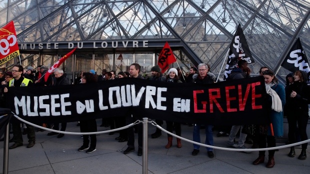 Louvre museum on strike