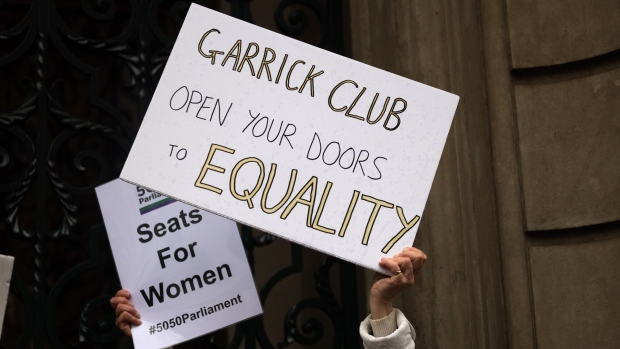 Women protest outside the Garrick Club. Photographer: Chris Ratcliffe/Bloomberg