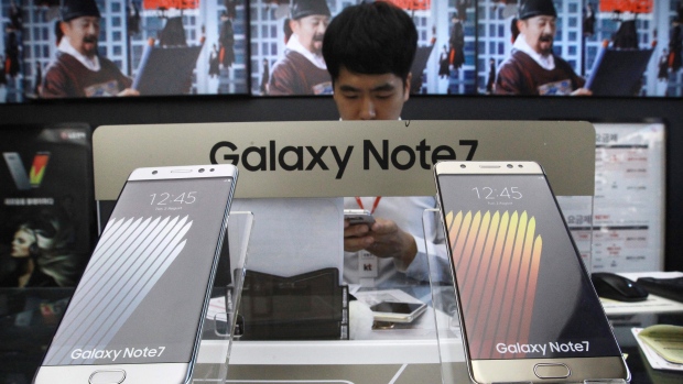 Samsung Electronics Galaxy Note 7 smartphones are displayed at a mobile phone shop in Seoul