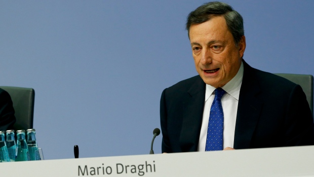 ECB President Mario Draghi (R) and Vice President Vitor Constancio 