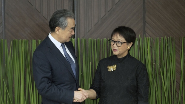 Wang Yi, left, and Retno Marsudi in Jakarta on April 18.