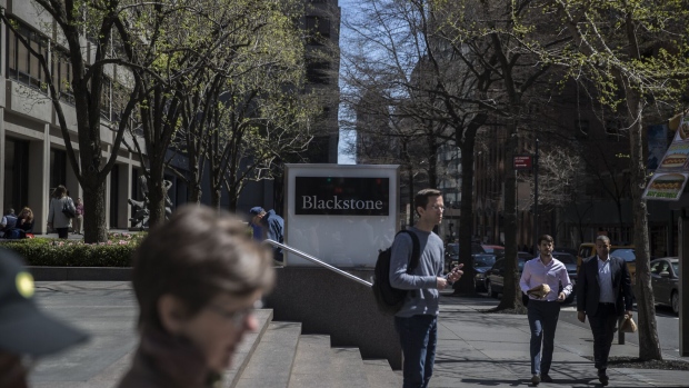 Pedestrians pass in front of Blackstone Group LP headquarters in New York, U.S., on Friday, April 14, 2017. Blackstone Group LP is scheduled to release earnings figures on April 20. Photograph: Victor J. Blue/Bloomberg Photographer: Victor J. Blue/Bloomberg